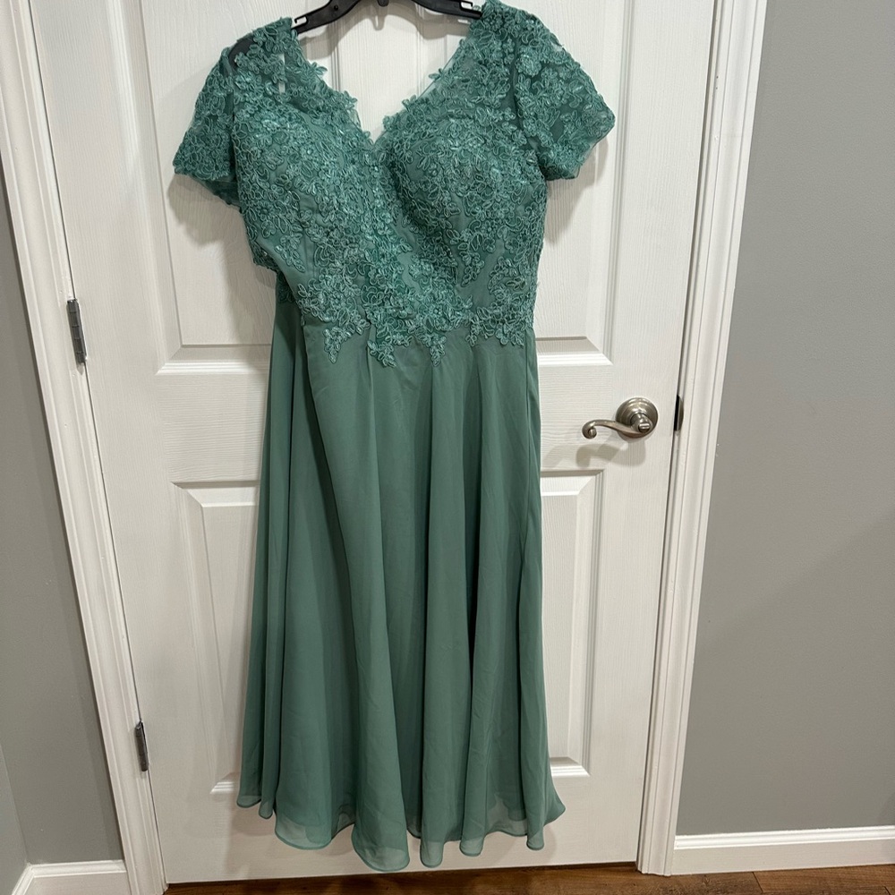 Chic Teal Lace Midi Dress